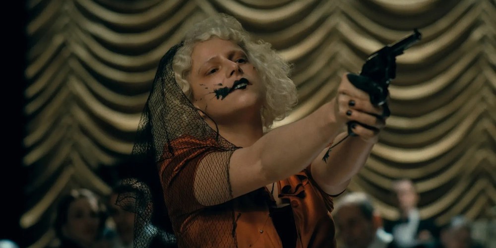 'The Bride!' Eleştirmenleri Büyüledi!