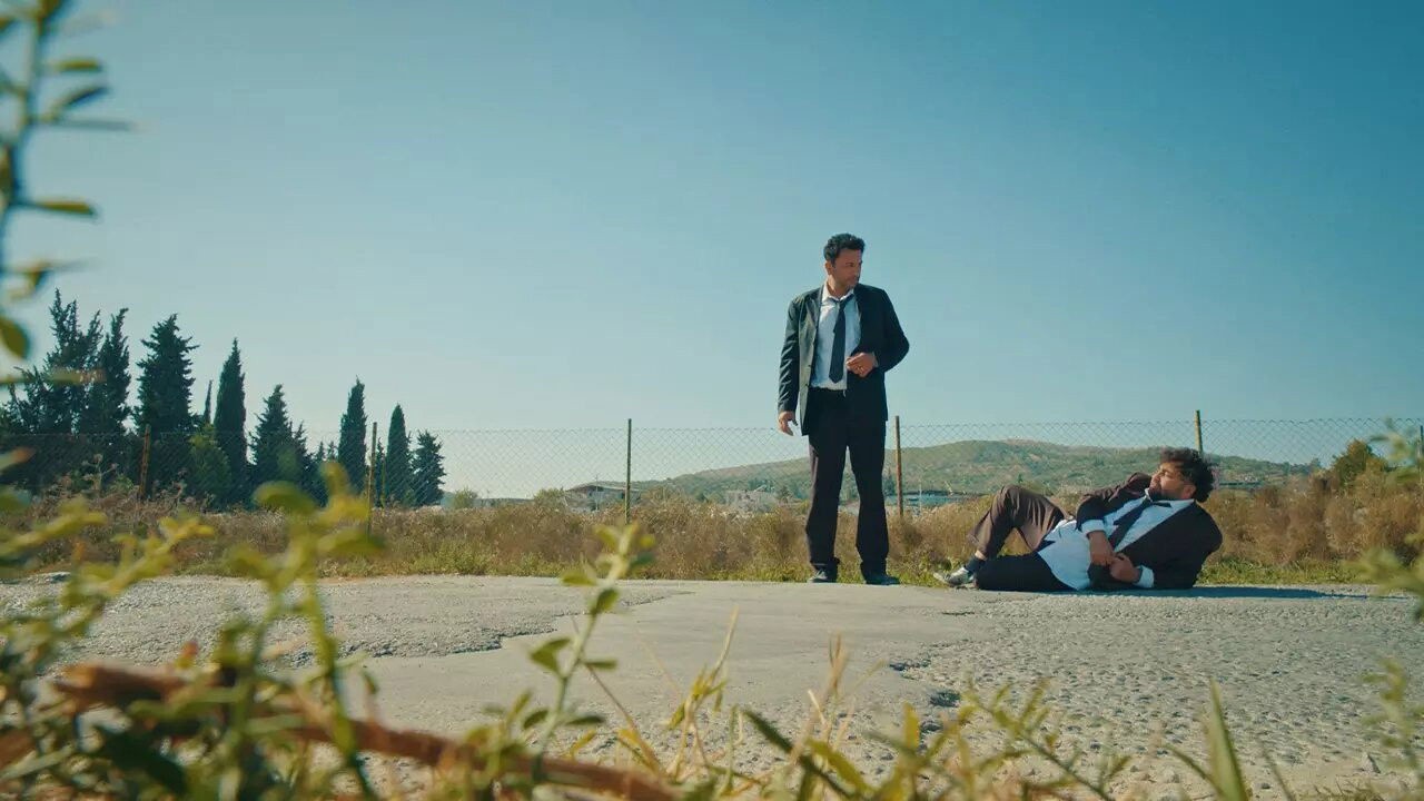 Altına Hücum kapak görseli