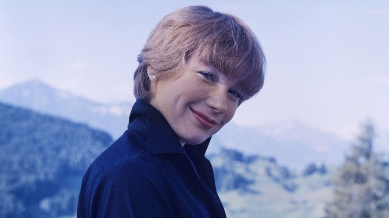 Shirley MacLaine, comme un torrent kapak görseli