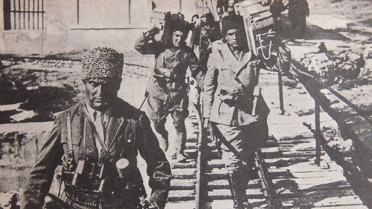Bir Millet Uyanıyor kapak görseli