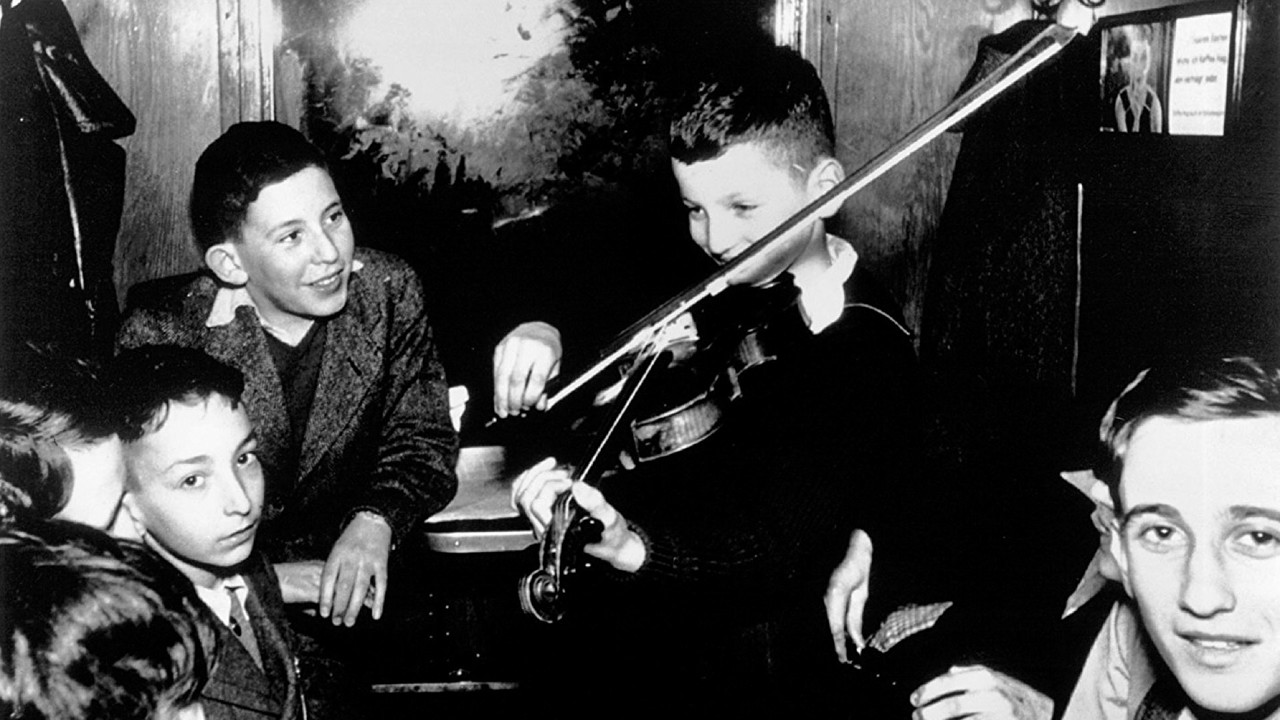 Into the Arms of Strangers: Stories of the Kindertransport kapak görseli