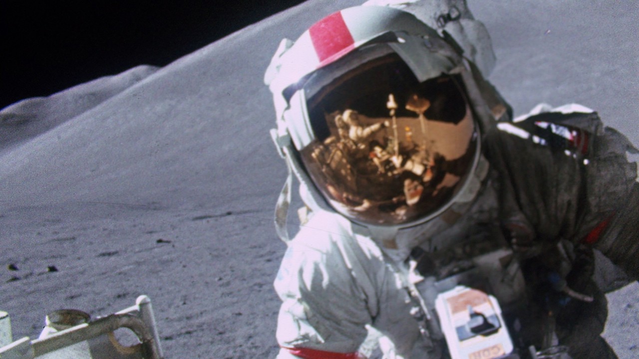 Ay'ın İzinde Apollo kapak görseli
