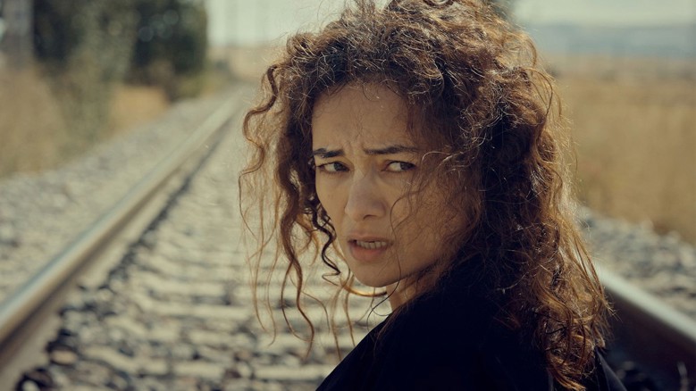 Rayların Ötesinde Fragmanı