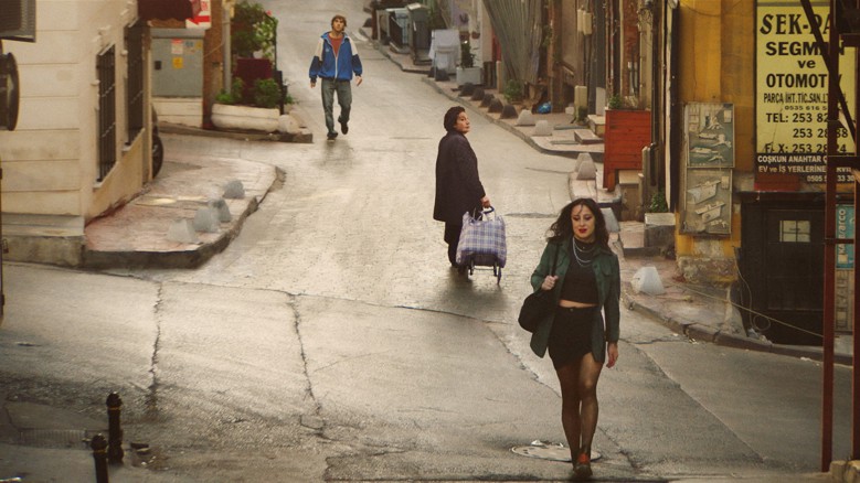 Crossing Fragmanı