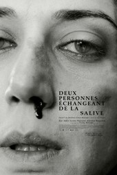 Deux personnes échangeant de la salive